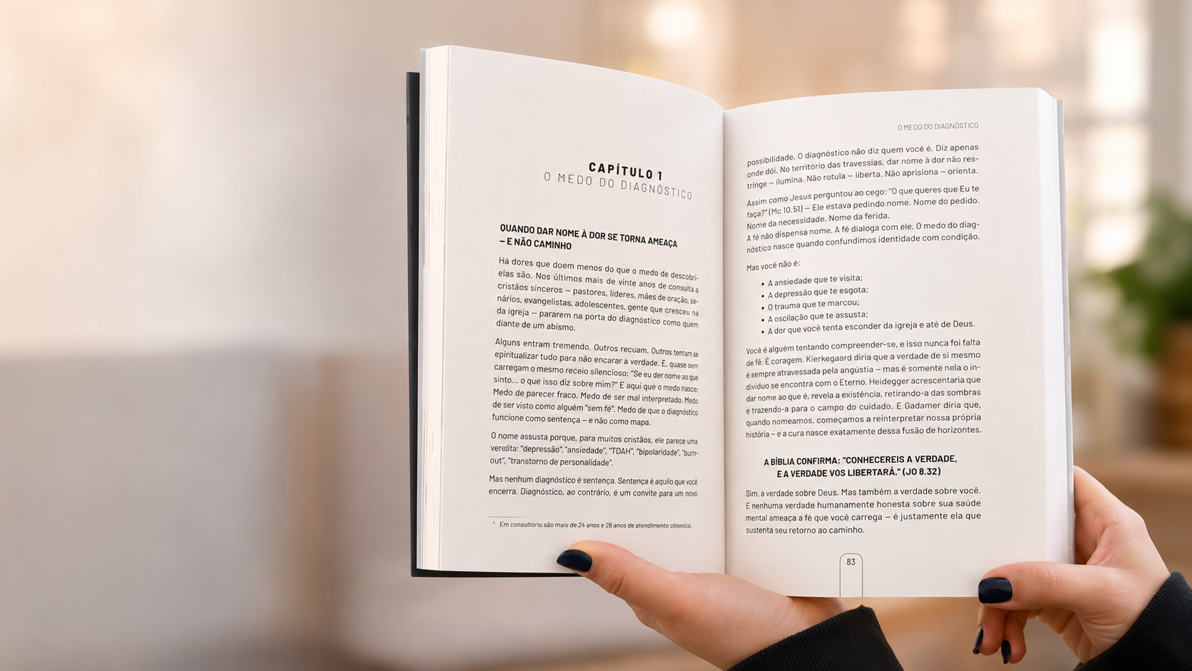Livro aberto sendo segurado, mostrando o capítulo 1